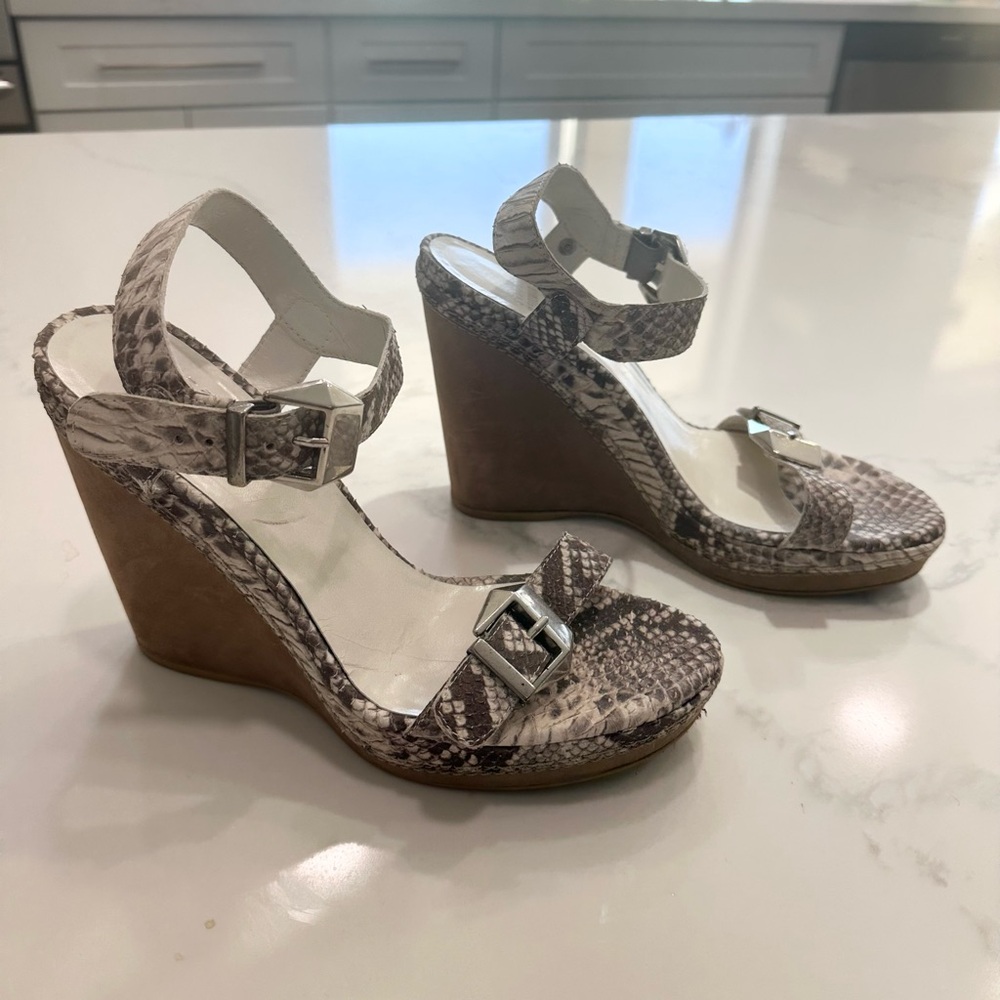 STUART WEITZMAN SIZE 8.5~WEDGE HEEL SNAKESKIN SANDALS ~SILVER ADJUST BUCKLE SHOE